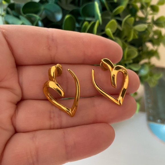 Vintage Monet Signed Open Heart Gold Tone Earrings 1” length rare - Picture 1 of 6